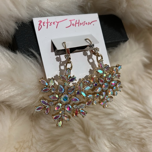 NEW! Betsey Johnson Snowflake Statement Earrings - Picture 5 of 8